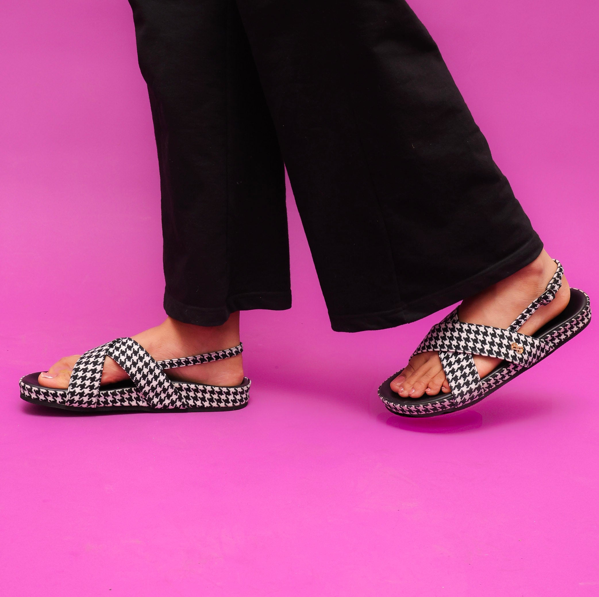 Crisscross Houndstooth Flat Bed