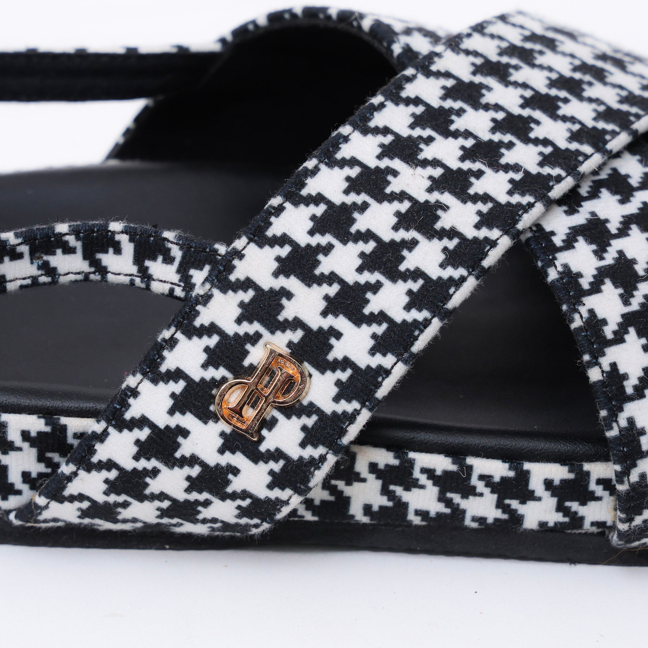 Crisscross Houndstooth Flat Bed